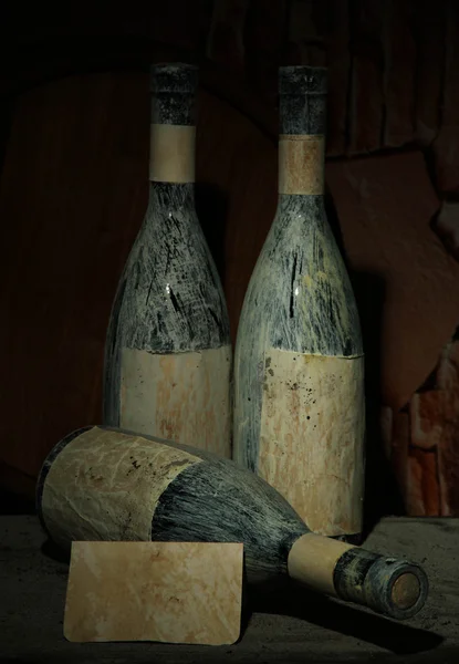 Vieilles bouteilles de vin dans une ancienne cave, sur fond sombre — Photo