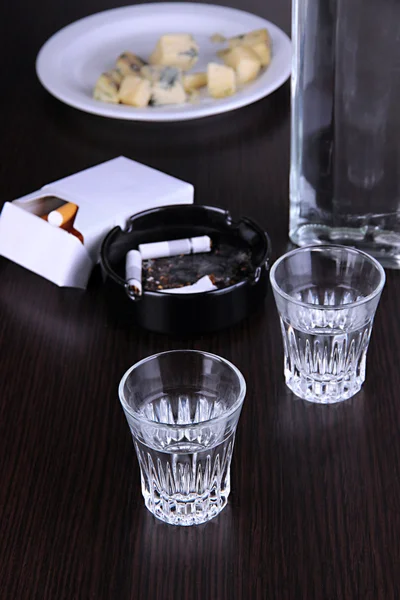 Wódka i przekąski na stół szczegół — Zdjęcie stockowe