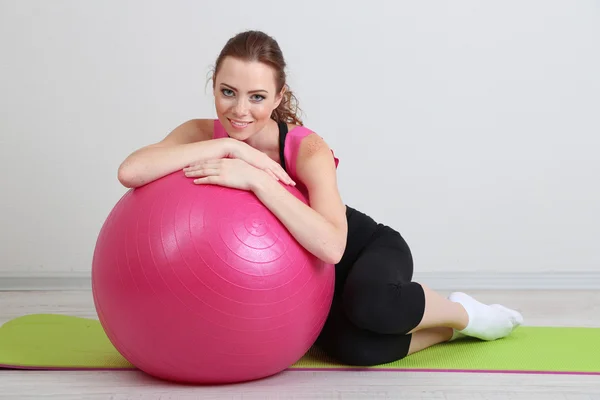 Retrato de hermosos ejercicios de mujer joven con pelota de gimnasio — Foto de Stock