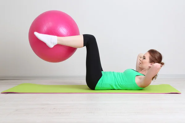 Retrato de hermosos ejercicios de mujer joven con pelota de gimnasio — Foto de Stock