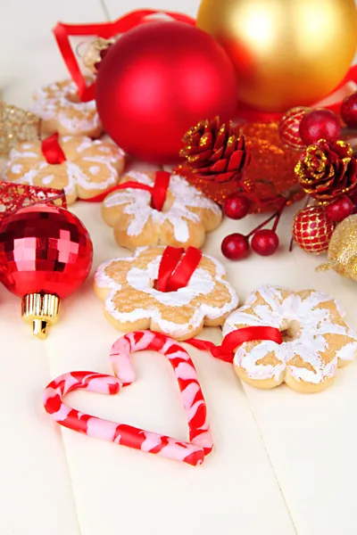 Galletas y decoraciones navideñas sobre fondo de madera color —  Fotos de Stock