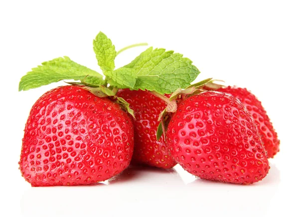 Reife süße Erdbeeren und Minze, isoliert auf weiß — Stockfoto