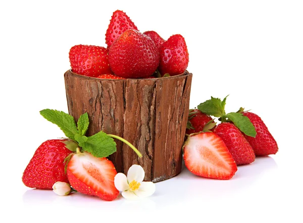 Mogna söta jordgubbar med blad i trä vas, isolerad på vit — Stockfoto
