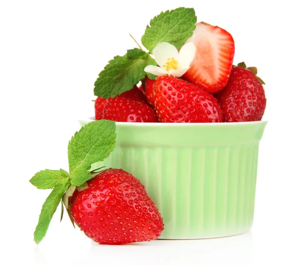 Modne søde jordbær i skål, isoleret på hvid - Stock-foto