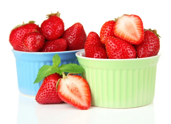 Fresas dulces maduras en cuencos, aisladas en blanco — Foto de Stock