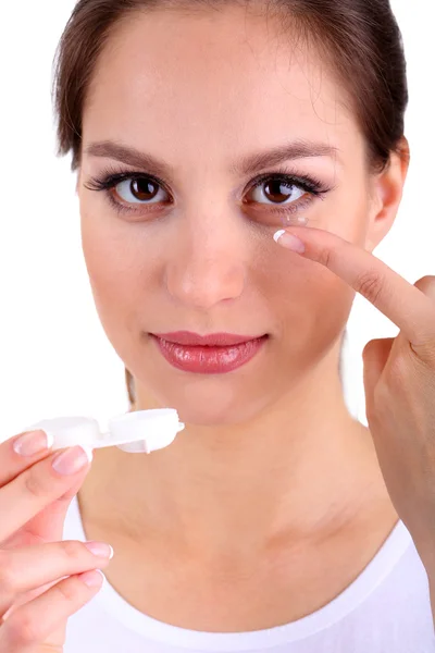 Ung kvinna sätta kontaktlinsen i ögat på nära håll Royaltyfria Stockfoton