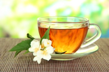 Yasemin, üzerinde parlak arka plan bambu hasır ile çay