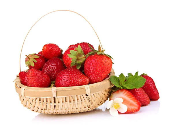 Rijpe zoete aardbeien in de mand, geïsoleerd op wit — Stockfoto