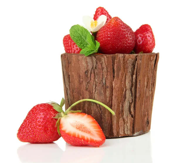 Dojrzałe słodkie truskawki z liści na białym tle wazon drewniany, — Zdjęcie stockowe