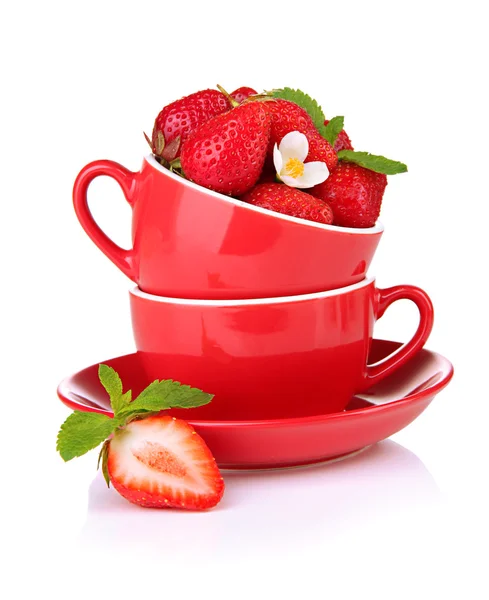 Rijpe zoete aardbeien in rode bekers, geïsoleerd op wit — Stockfoto