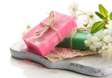 ahşap masa üzerinde beyaz izole, doğal el yapımı Sabun