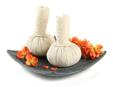 Bitkisel kompres topları kaplıca tedavisi ve üzerinde beyaz izole çiçekler için