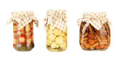 beyaz izole lezzetli Marine mantar cam kavanozlara