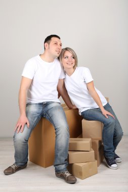 Genç çift yeni eve taşınıyor.