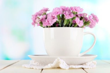birçok küçük pembe karanfil Kupası penceresi arka plan üzerinde ahşap tablo
