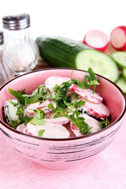 vitamini sebze salatası malzemeler üzerinde beyaz izole kase