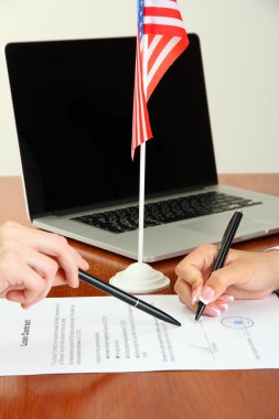 ekip çalışması sırasında iş elinde yakın çekim