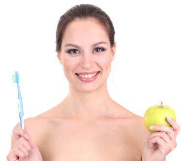 apple ve üzerinde beyaz izole diş fırçası ile gülümseyen kadın