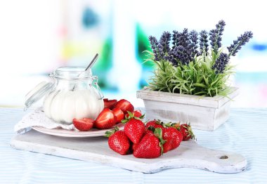 Oda arka masada kesme tahtası üzerinde çilek