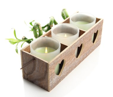 ahşap şamdan mumlar ve bambu, üzerinde beyaz izole