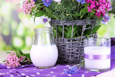 Sepette doğal zemin üzerine ahşap masa üstünde güzel buket