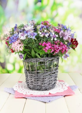 Sepette doğal zemin üzerine ahşap masa üstünde güzel buket