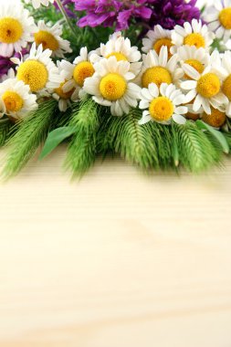 kır çiçekleri ve ahşap zemin üzerine yeşil spikelets