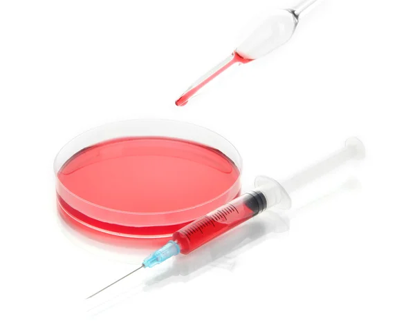 Analisi di laboratorio del sangue isolato su bianco — Foto Stock