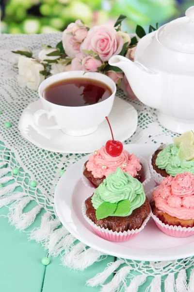 Deliciosos belos cupcakes na mesa de jantar close-up — Fotografia de Stock