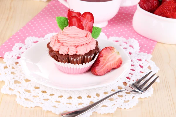 Beau cupcake aux fraises sur table à manger close-up — Photo