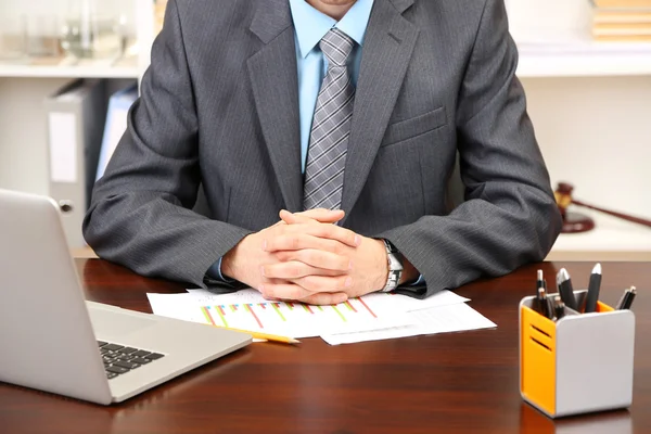 Jonge zakenman in kantoor op zijn werkplek — Stockfoto