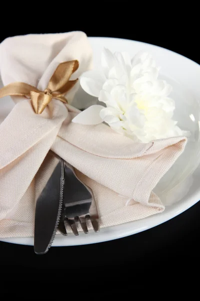 Served plate with napkin and rose close-up — Stock Photo, Image