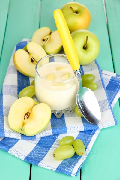 Delicious yogurt in glass with fruit on wooden table close-up — Stock Photo, Image