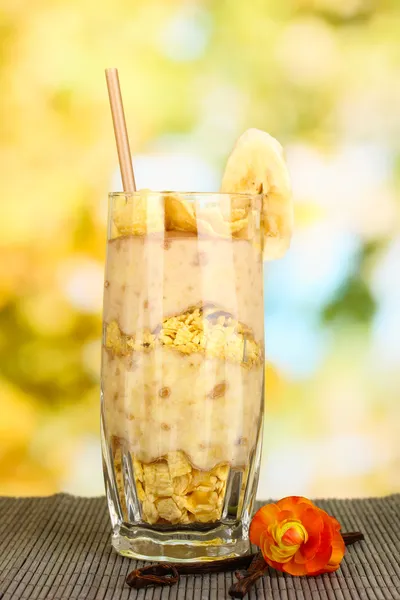 Delicioso batido de frutas sobre fondo brillante — Foto de Stock