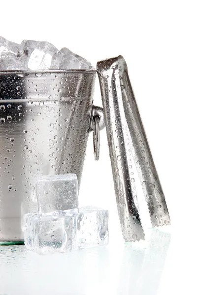 Plechový kbelík ledové izolované na bílém — ストック写真