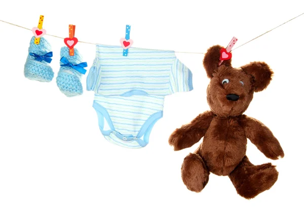 Vestiti per bambini appesi alla clothesline, isolati su bianco — Foto Stock