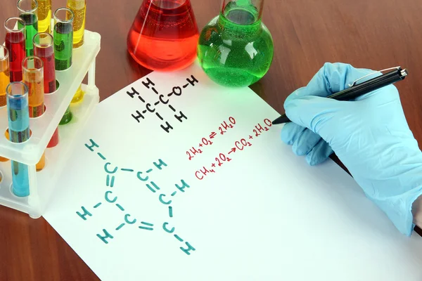 Mão cientista escrever fórmulas — Fotografia de Stock