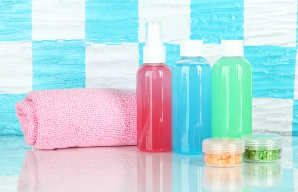 Hotel kit de cosméticos en el estante en el baño —  Fotos de Stock