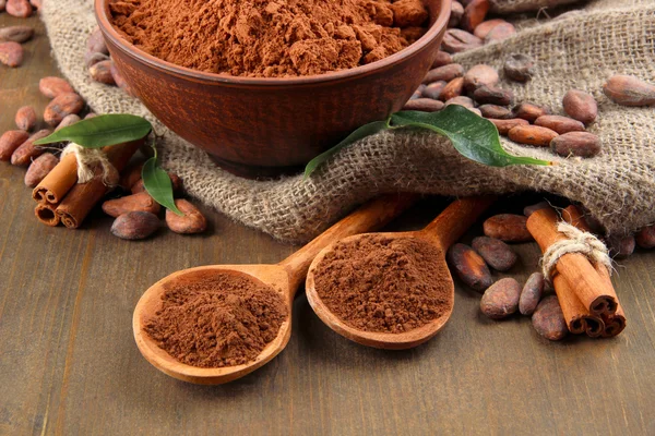 ココア パウダーと木製の背景上ココア豆 — ストック写真