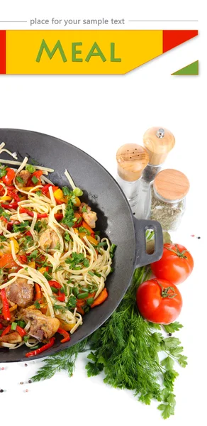 Tagliatelle con verdure sul wok isolato su bianco — Foto Stock