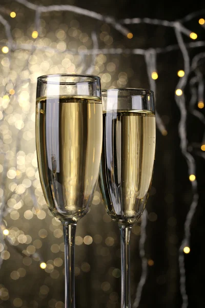 Дві склянки шампанського на яскравому фоні з вогнями — стокове фото