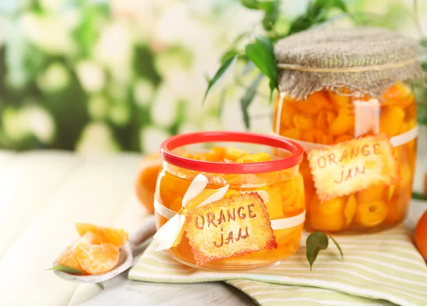 Dżem pomarańczowy z zapałem i mandarynki, na biały drewniany stół — Zdjęcie stockowe