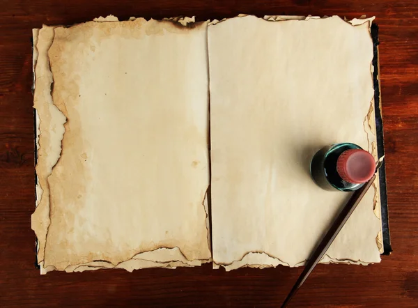 Eski kitap mürekkep ve tükenmez kalem ahşap arka plan üzerine açık — Stok fotoğraf