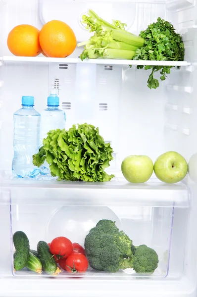 Открытый холодильник с вегетарианской едой — стоковое фото