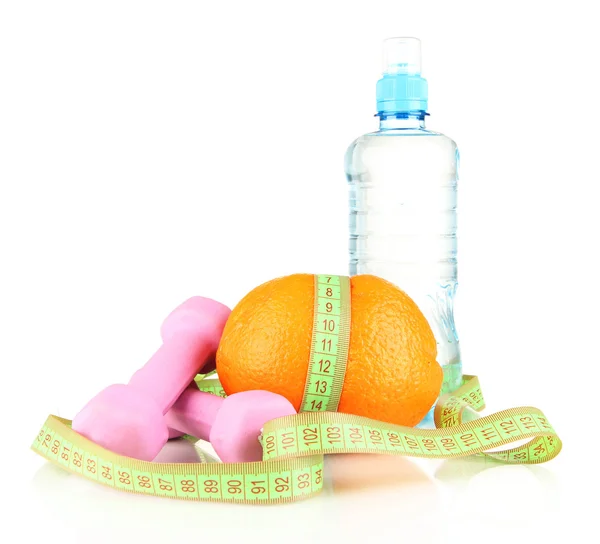 Arancione con metro a nastro, manubri e bottiglia d'acqua, isolato su bianco — Foto Stock