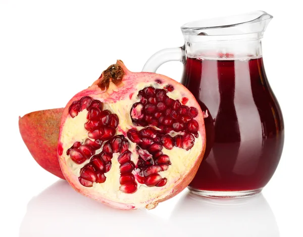 Caraffa piena di succo di melograno, isolato su bianco — Foto Stock