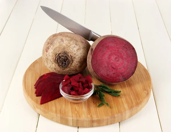 Sliced beetroot on board on wooden table close-up — Stock Photo, Image