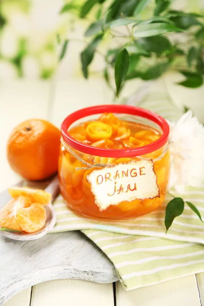 Апельсиновое варенье с цедрой и мандаринами, на белом деревянном столе — стоковое фото