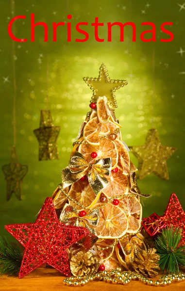 Bel arbre de Noël de citrons secs avec décor — Photo