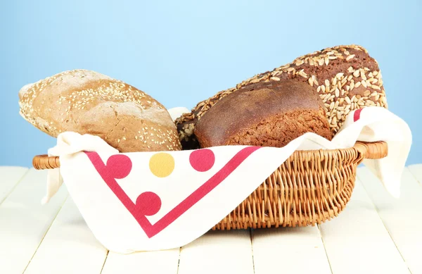Samenstelling met brood en broodjes op houten tafel, op een achtergrond met kleur — Stockfoto